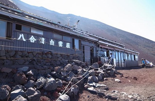 富士山登山ツアー宿泊先の八合目山小屋（一例）「富士山専門ガイド付プランのイメージ」