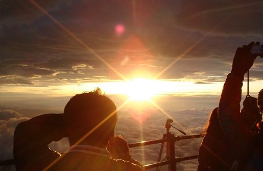 富士山登山ツアーご来光イメージ「富士山専門ガイド付プランのイメージ」